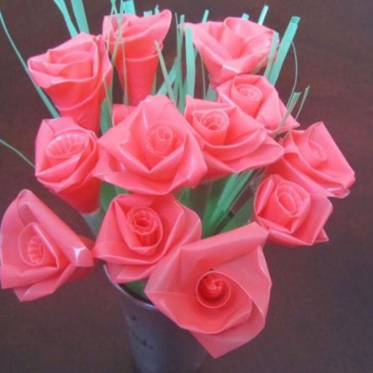 membuat bunga mawar dari sedotan plastik