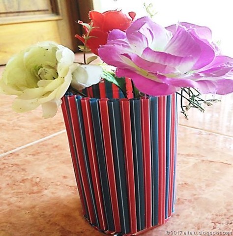 membuat vas bunga dari bahan sedotan