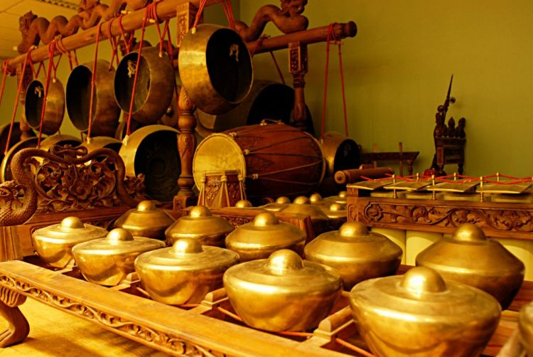 alat musik tradisional gamelan