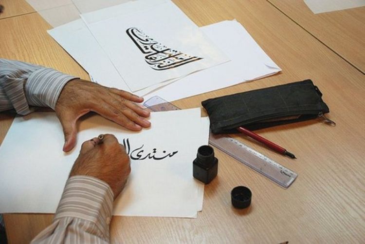 Kaligrafi merupakan tulisan indah yang dalam visualisasinya menggunakan tulisan dan huruf