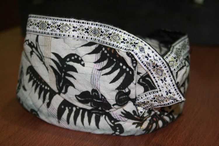 udeng – ikat kepala atau penutup kepala pada baju tradisional bali