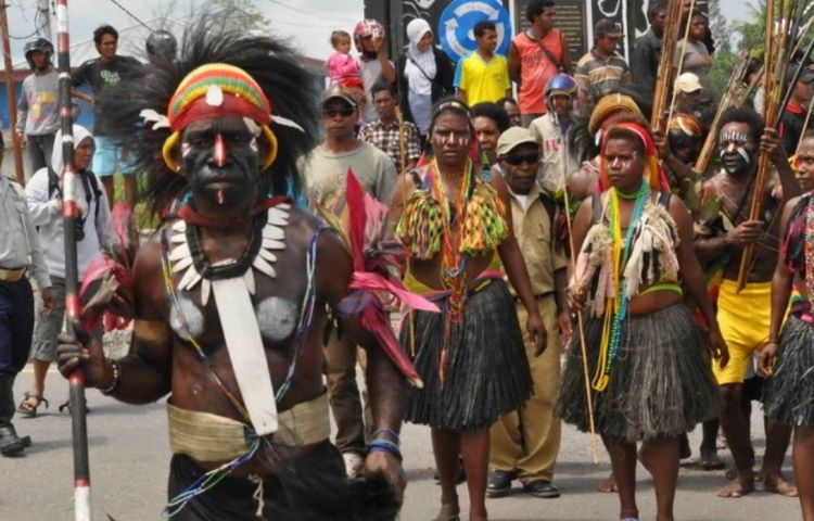 4 Pakaian Adat Papua Beserta Gambar dan Penjelasannya