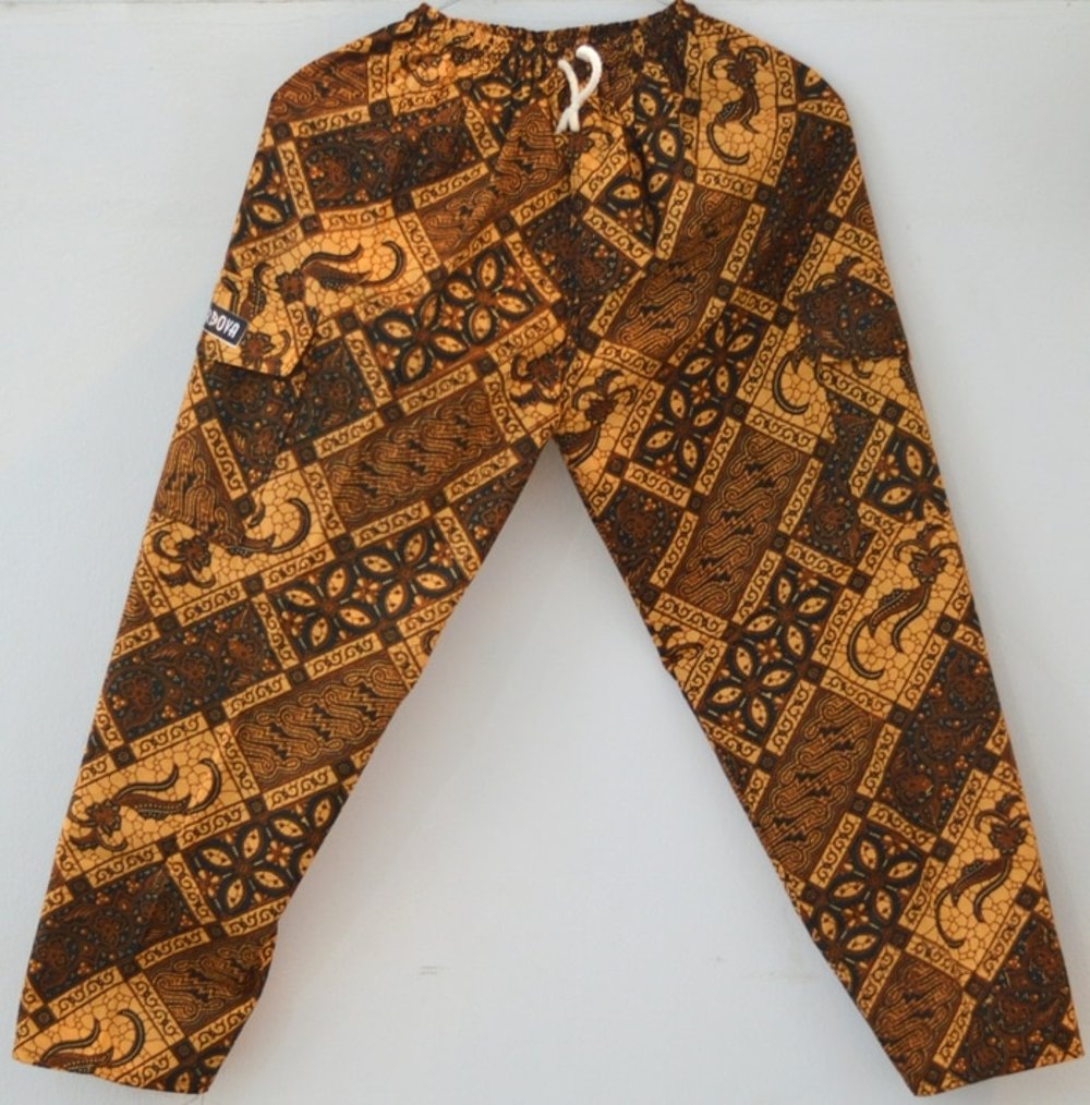 celana kain dengan motif batik
