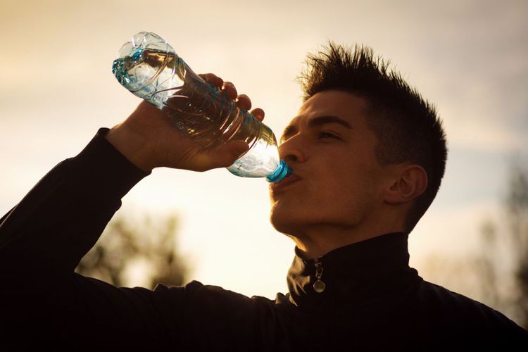 memperbanyak konsumsi air putih