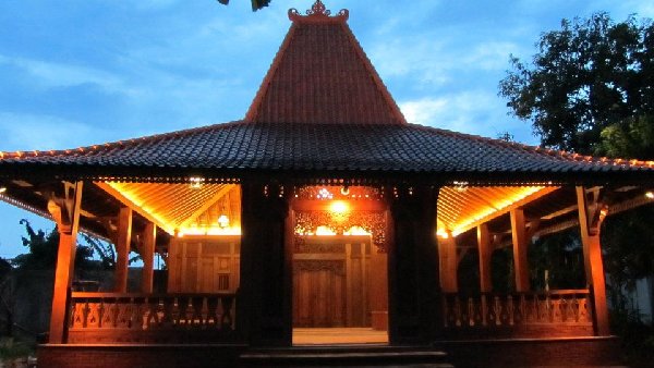 bentuk rumah adat jawa tengah joglo