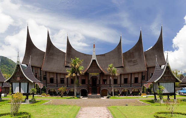 Rumah Adat Padang: Arsitektur, Macam-macam, dan Ciri Khas