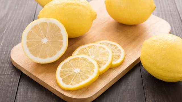 cara memutihkan gigi secara alami menggunakan jeruk lemon