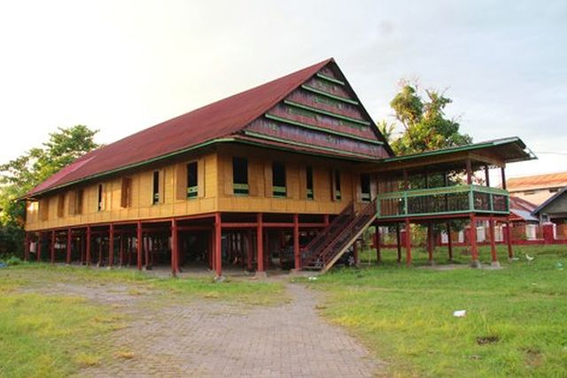 Rumah Adat Sulawesi Selatan Ciri Ciri Jenis Gambar  dan 