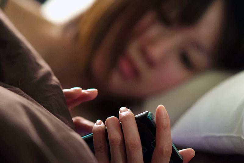 cara mengatasi susah tidur - hindari penggunaan gadget pada malam hari