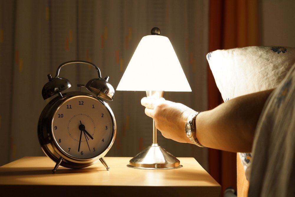 cara mengatasi susah tidur - matikan lampu kamar