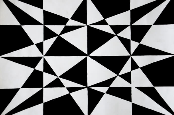 motif geometris hitam putih