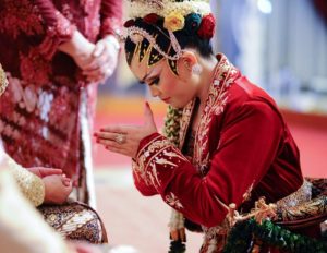 Macam-Macam dan Contoh Adat Istiadat Berbagai Daerah di Indonesia