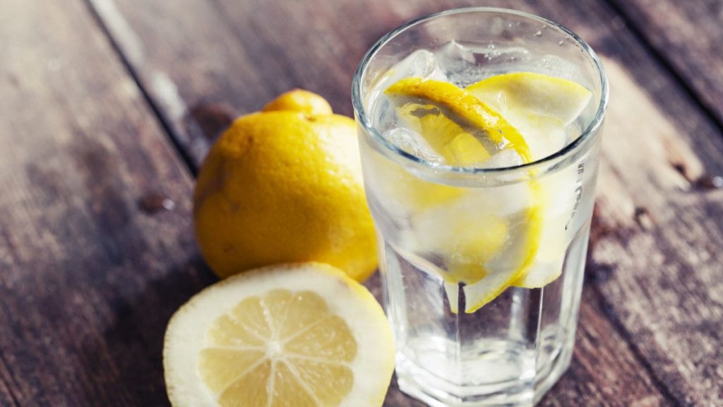 10 Manfaat Infused Water Lemon Untuk Kesehatan dan Kecantikan Kulit