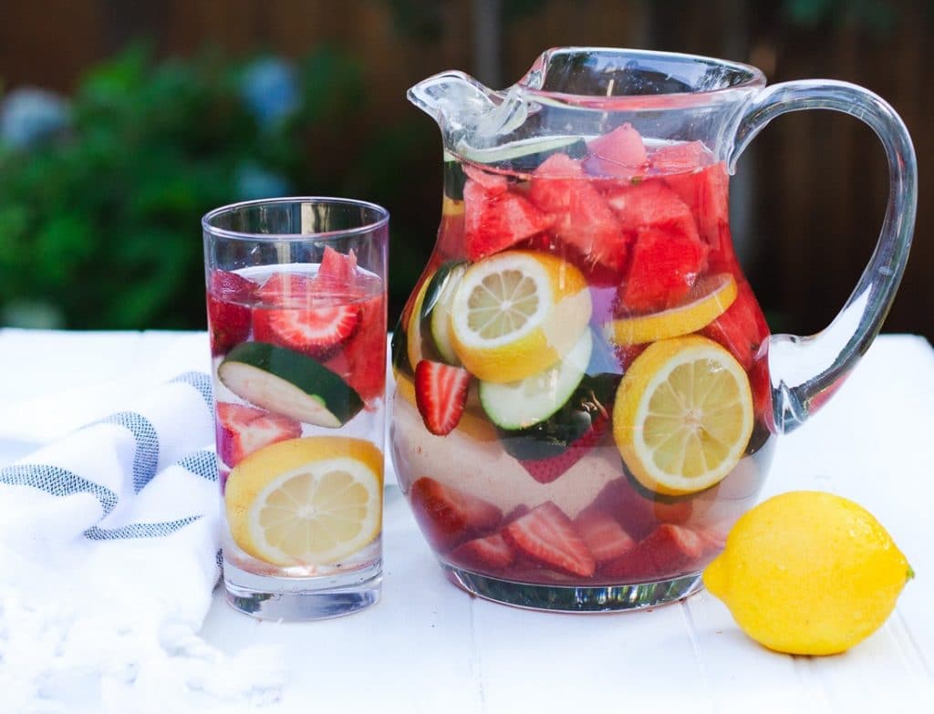 infused water dengan strawberry