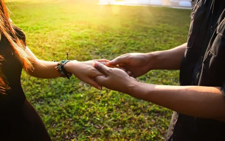 Cerpen Cinta Romantis dan Haru, Bikin Makin Sayang Sama