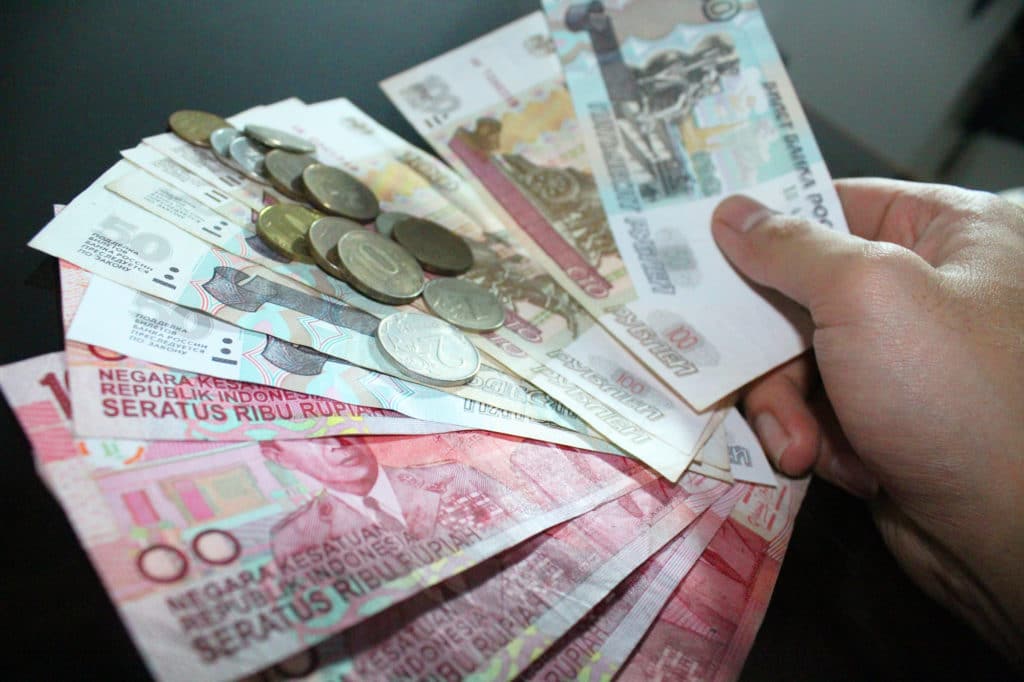 aturan transaksi uang asing di indonesia