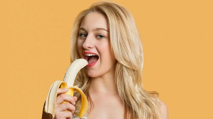 makan buah pisang