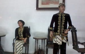 8 Pakaian Adat Jawa: Nama, Makna Filosofis, Gambar dan Penjelasannya